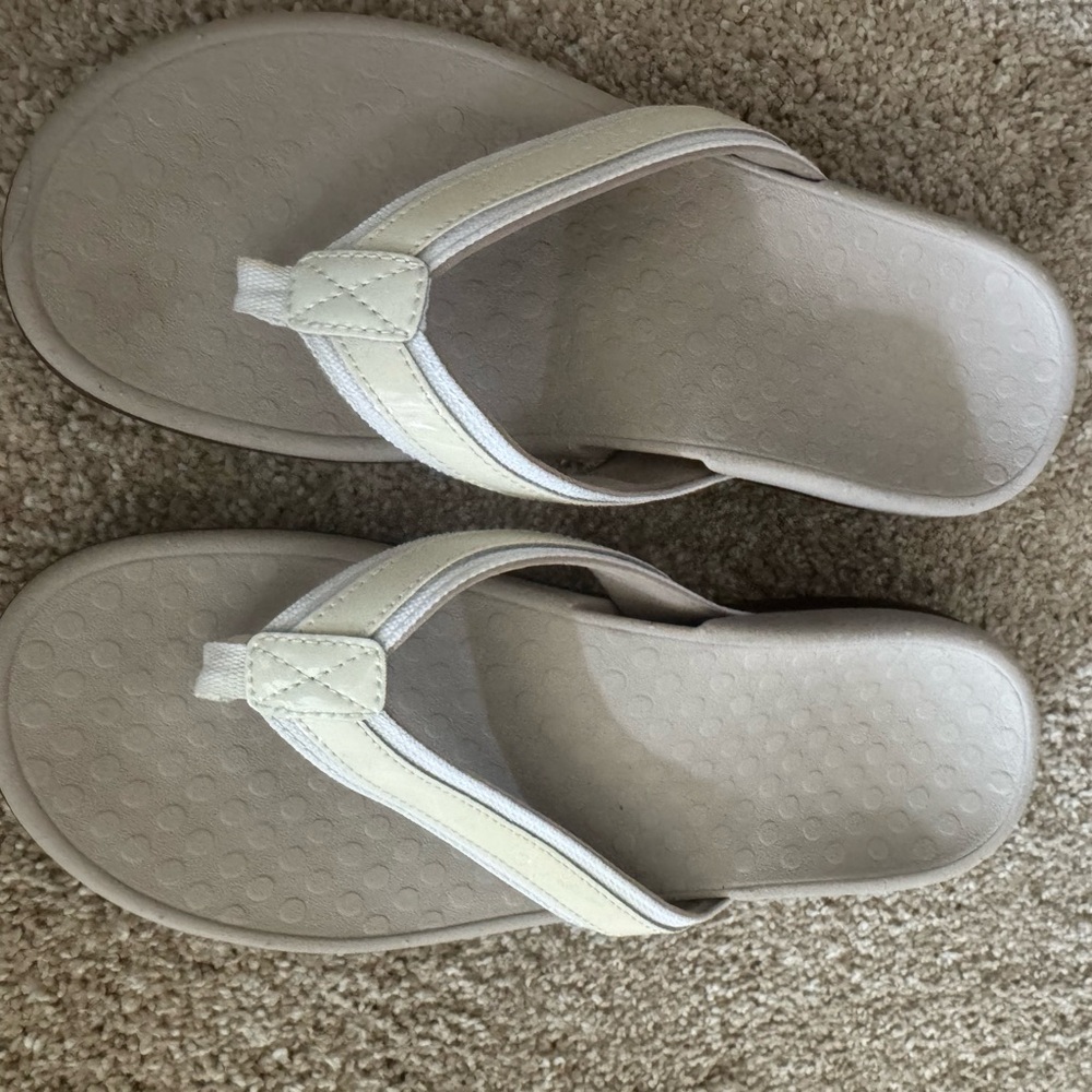 Like new Vionic sandals size8